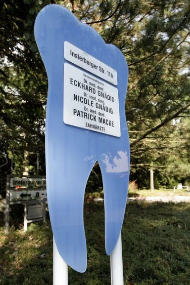 Witzige Zahnschilder mit Informationen zur Zahngesundheit auf einem weißen Hintergrund.